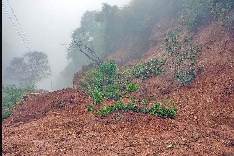 दोलखाको भिरकोट माझिबस्तीमा सुक्खा पहिरो खस्दा ११ घर परिवार विस्थापित